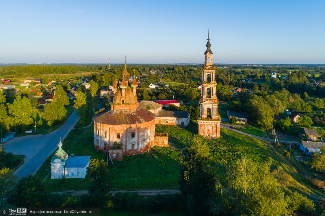 Курба. Храмовый комплекс. Церкви Воскресения Христова и Казанской иконы Божией Матери. общий вид в ландшафте