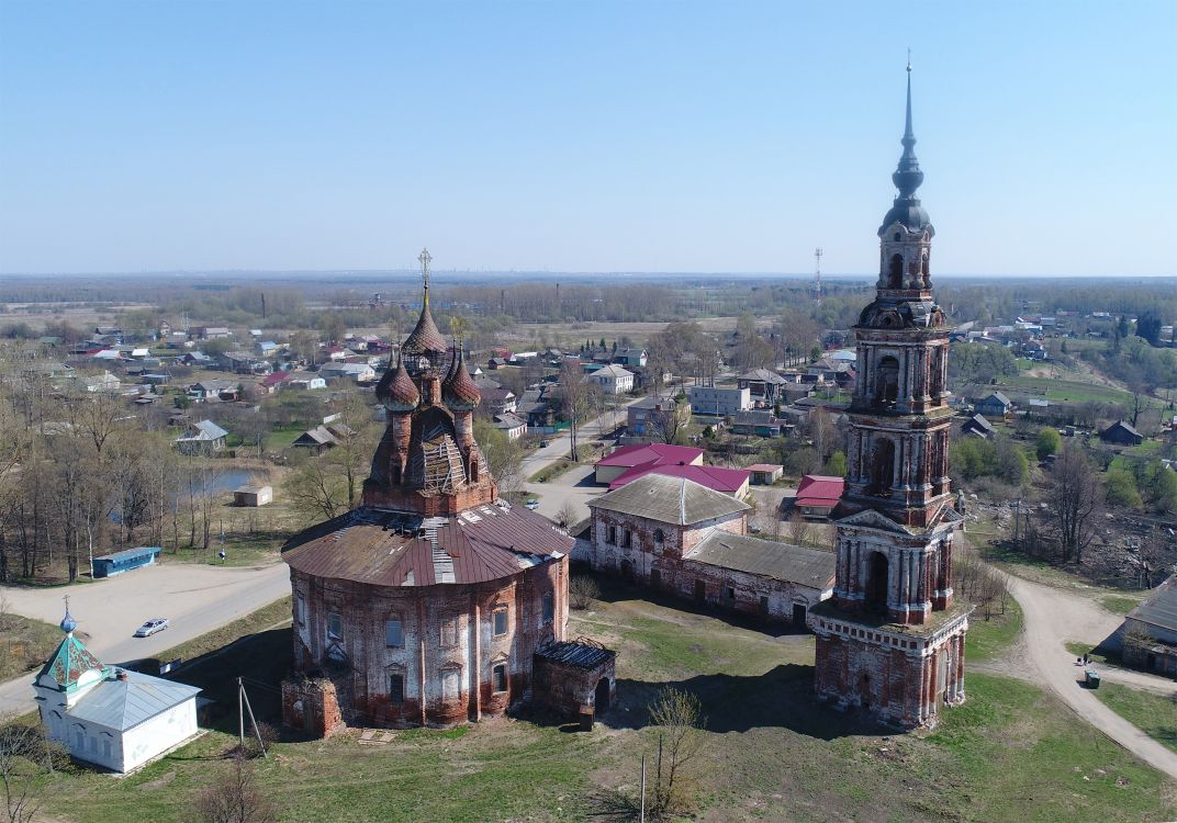 Курба. Храмовый комплекс. Церкви Воскресения Христова и Казанской иконы Божией Матери. общий вид в ландшафте