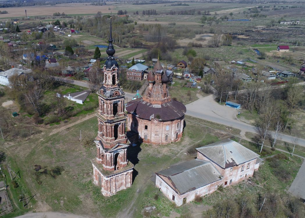 Курба. Храмовый комплекс. Церкви Воскресения Христова и Казанской иконы Божией Матери. общий вид в ландшафте