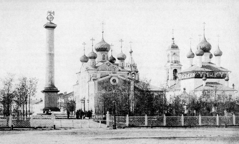 Кирилло-Афанасьевский монастырь, Ярославль (Ярославль, город, Ярославская область). архивная фотография, Справа - Спасо-Пробоинская церковь, слева - церковь Воскресения Христова (утрачена). На первом плане - Демидовский столп. Вид с востока