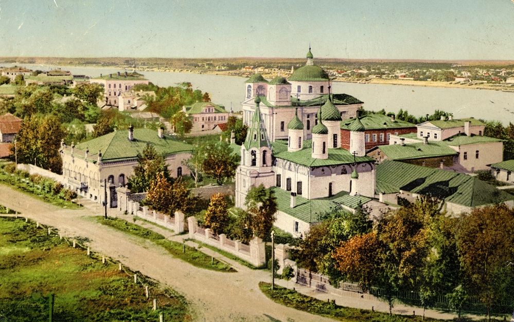 Церковь Илии Пророка и Тихона Амафунтского, Ярославль (Ярославль, город, Ярославская область). архивная фотография, На первом плане - церковь Иоанна Златоуста (снесена), на втором - Ильинско-Тихоновская на фоне Волги. Фото начала ХХ в.