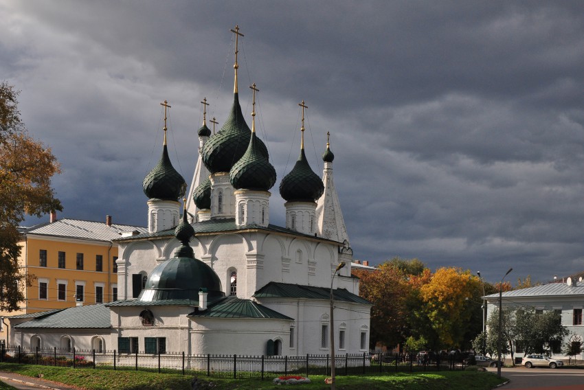 Ярославль. Церковь Спаса Преображения на Городу. общий вид в ландшафте