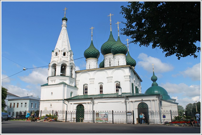 Ярославль. Церковь Спаса Преображения на Городу. общий вид в ландшафте