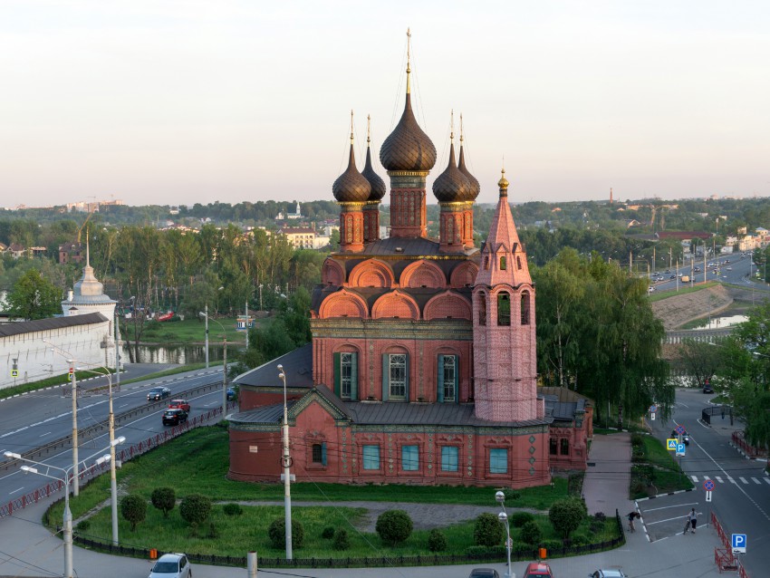 Ярославль. Церковь Богоявления Господня. общий вид в ландшафте