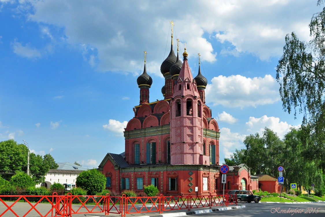 Ярославль. Церковь Богоявления Господня. общий вид в ландшафте, Церковь Богоявления Господня, Между 1684 и 1693 г.г., г. Ярославль, Богоявленская пл., 12  