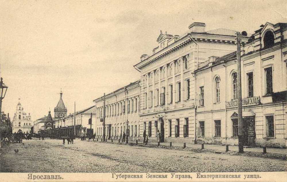 Часовня Александра Невского, Ярославль (Ярославль, город, Ярославская область). архивная фотография, Екатерининская улица. В перспективе на правой стороне видна часовня Александра Невского. Фото начала ХХ в.