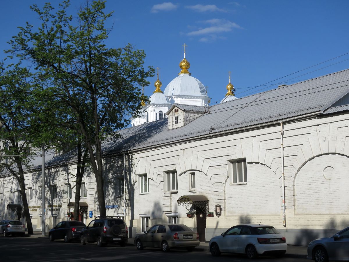 Казанский монастырь, Ярославль (Ярославль, город, Ярославская область). архитектурные детали, Монастырская постройка, в которой расположены монастырская трапезная и служба социальной помощи.