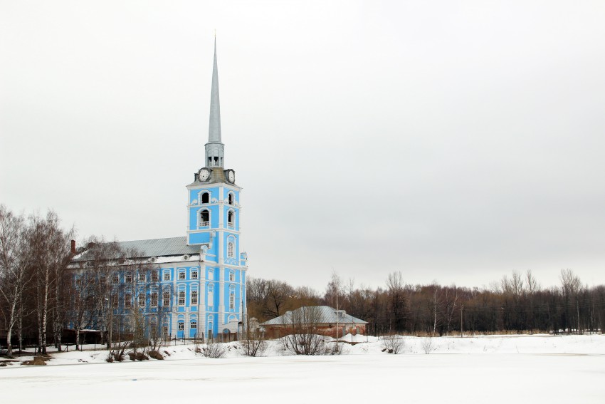 Ярославль. Церковь Петра и Павла. общий вид в ландшафте