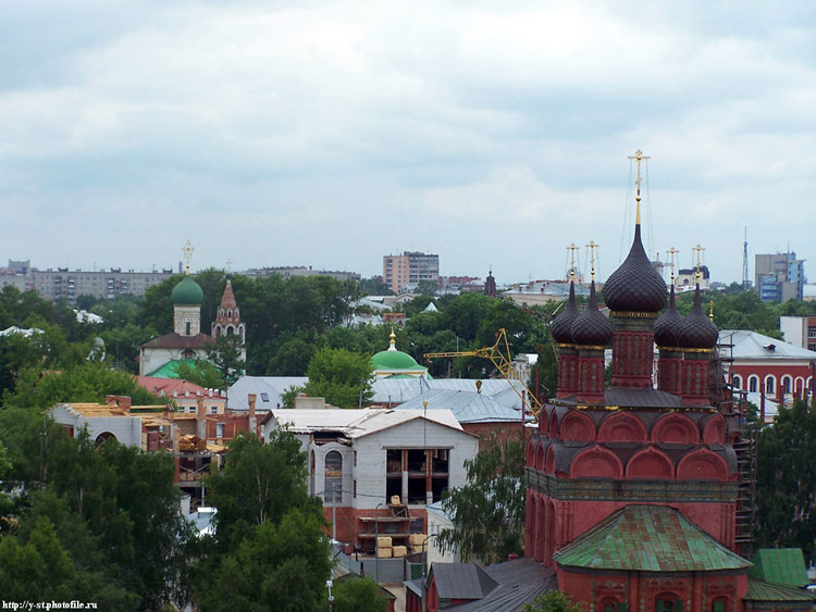 Церковь Шуйской Смоленской иконы Божией Матери (Дмитриевского прихода), Ярославль (Ярославль, город, Ярославская область). дополнительная информация, Вид с колокольни. Слева Церковь Димитрия Солунского, справа Церковь Богоявления
