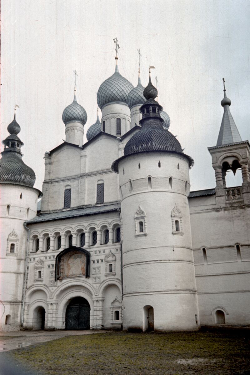 Митрополичий двор. Надвратная церковь Иоанна Богослова, Ростов Великий (Ростовский район, Ярославская область). документальные фотографии, Скан с плёнки из домашнего архива.