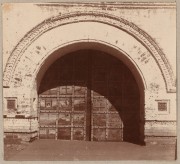 Митрополичий двор. Церковь Воскресения Христова, С. М. Прокудин-Горский. Врата под церковью Воскресения Христова (снаружи, внизу). 1911 год.
фото с http://prokudin-gorskiy.ru/image.php?ID=845<br>, Ростов Великий, Ростовский район, Ярославская область