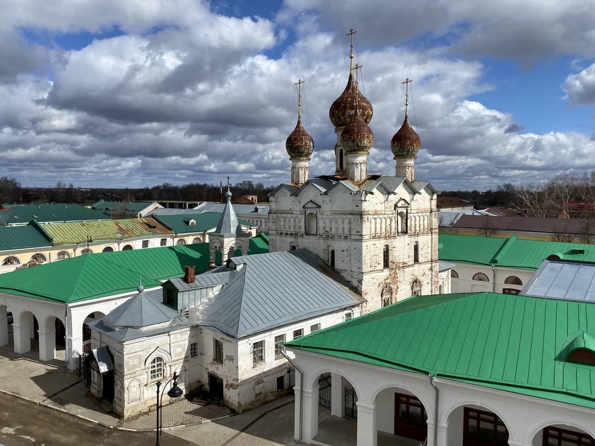 Вид с соборной звонницы, общий вид в ландшафте. Церковь Спаса Всемилостивого на Торгу, Ростов Великий (Ростовский район, Ярославская область)