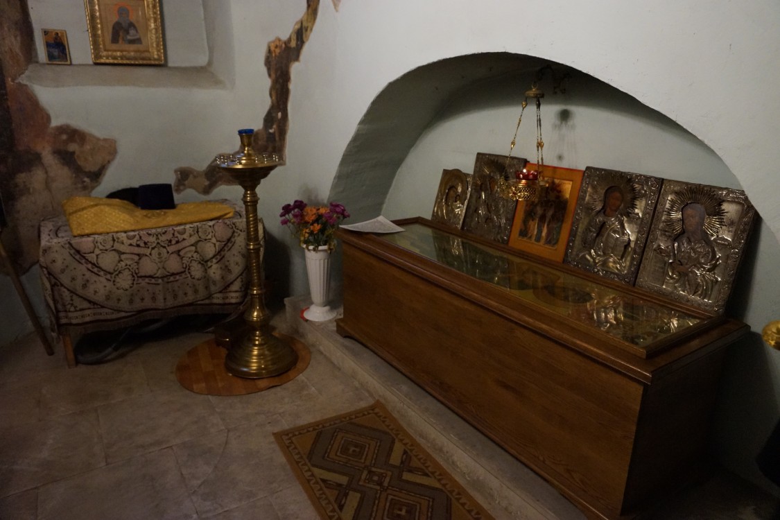Церковь Вознесения Господня, Ростов Великий (Ростовский район, Ярославская область). интерьер и убранство, Придел и усыпальница Исидора Ростовского