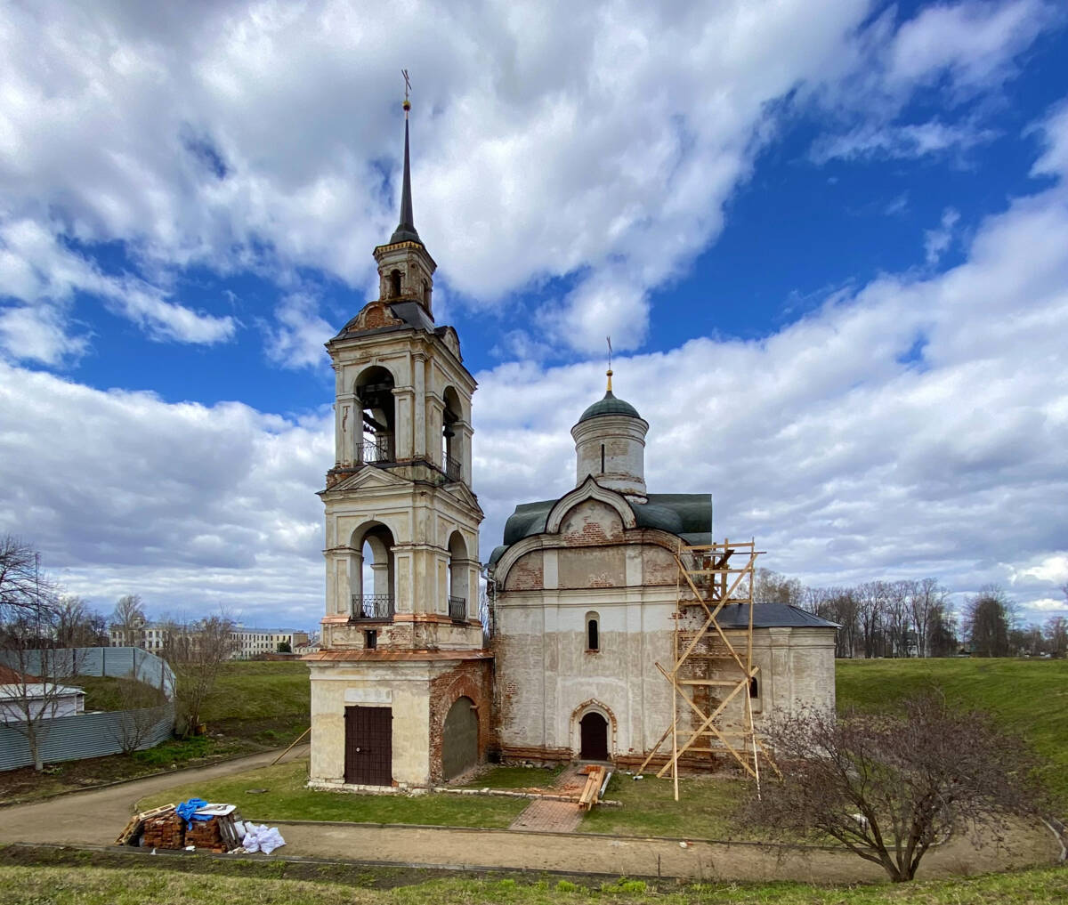 Церковь Вознесения Господня, Ростов Великий (Ростовский район, Ярославская область). фасады, Замена кровельного железа