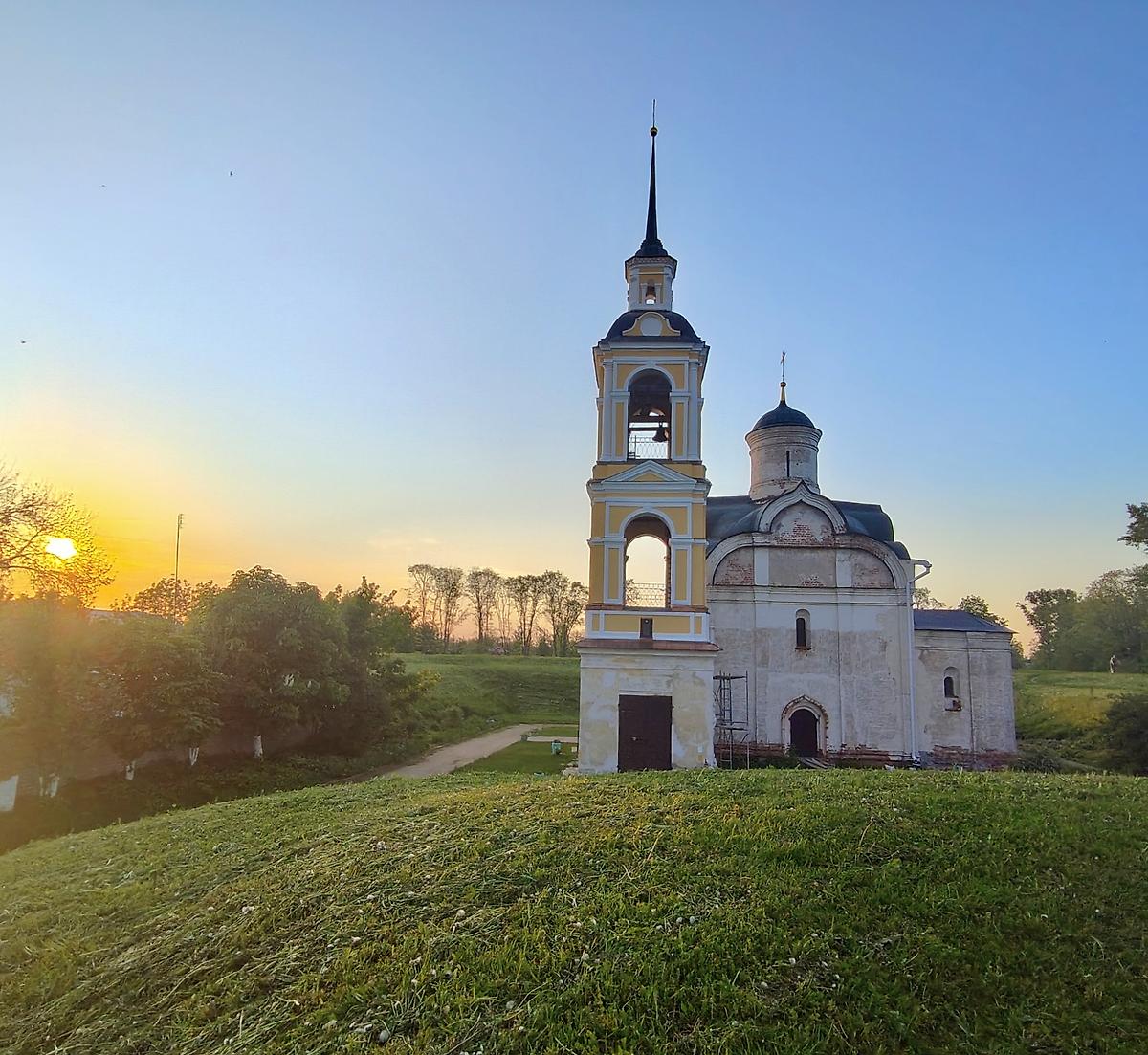 общий вид в ландшафте. Церковь Вознесения Господня, Ростов Великий (Ростовский район, Ярославская область)