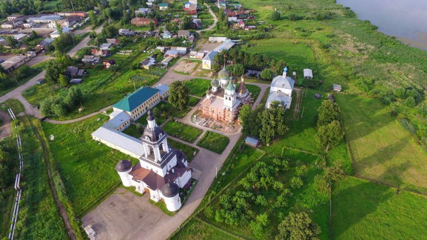 Ростов. Авраамиев Богоявленский монастырь. общий вид в ландшафте