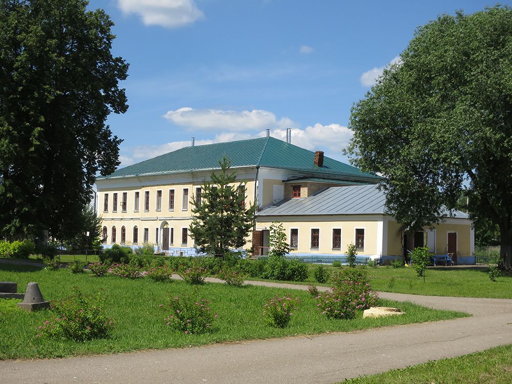 Авраамиев Богоявленский монастырь, Ростов Великий (Ростовский район, Ярославская область). фасады, Настоятельский корпус с трапезной (XIX в.)