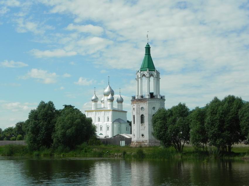 Ростов. Спасо-Яковлевский Димитриевский монастырь. Церковь Спаса Преображения. общий вид в ландшафте, Церковь Спаса-на-Песках и юго-западная башня Яковлевского монастыря (на которой сейчас расположена смотровая площадка). Со стороны озера Неро к стене башни прикреплена табличка с надписью: