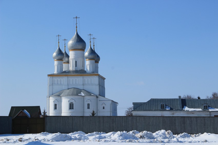 Ростов. Спасо-Яковлевский Димитриевский монастырь. Церковь Спаса Преображения. общий вид в ландшафте