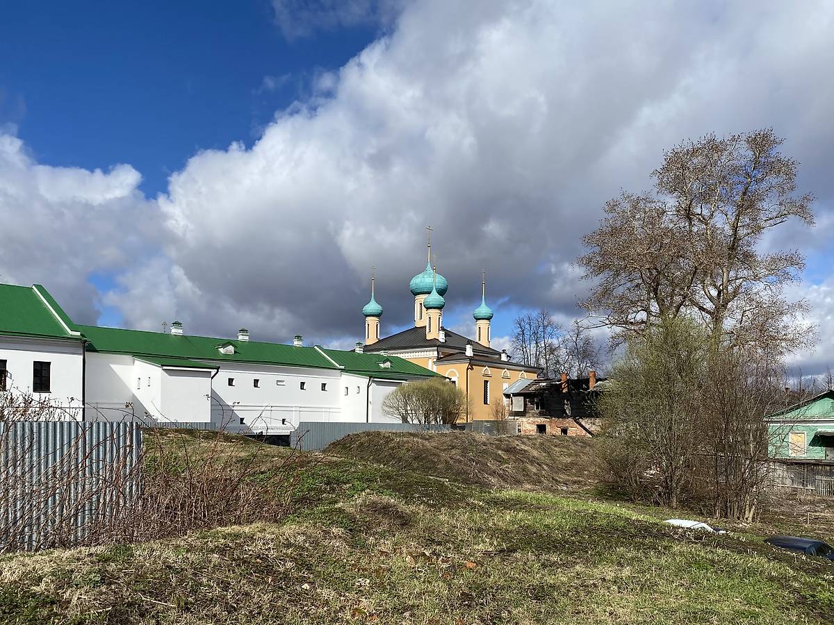 Восточный келейный корпус, Тихвинская церковь и сгоревший гостиный дом, архитектурные детали. Рождественский монастырь, Ростов Великий (Ростовский район, Ярославская область)