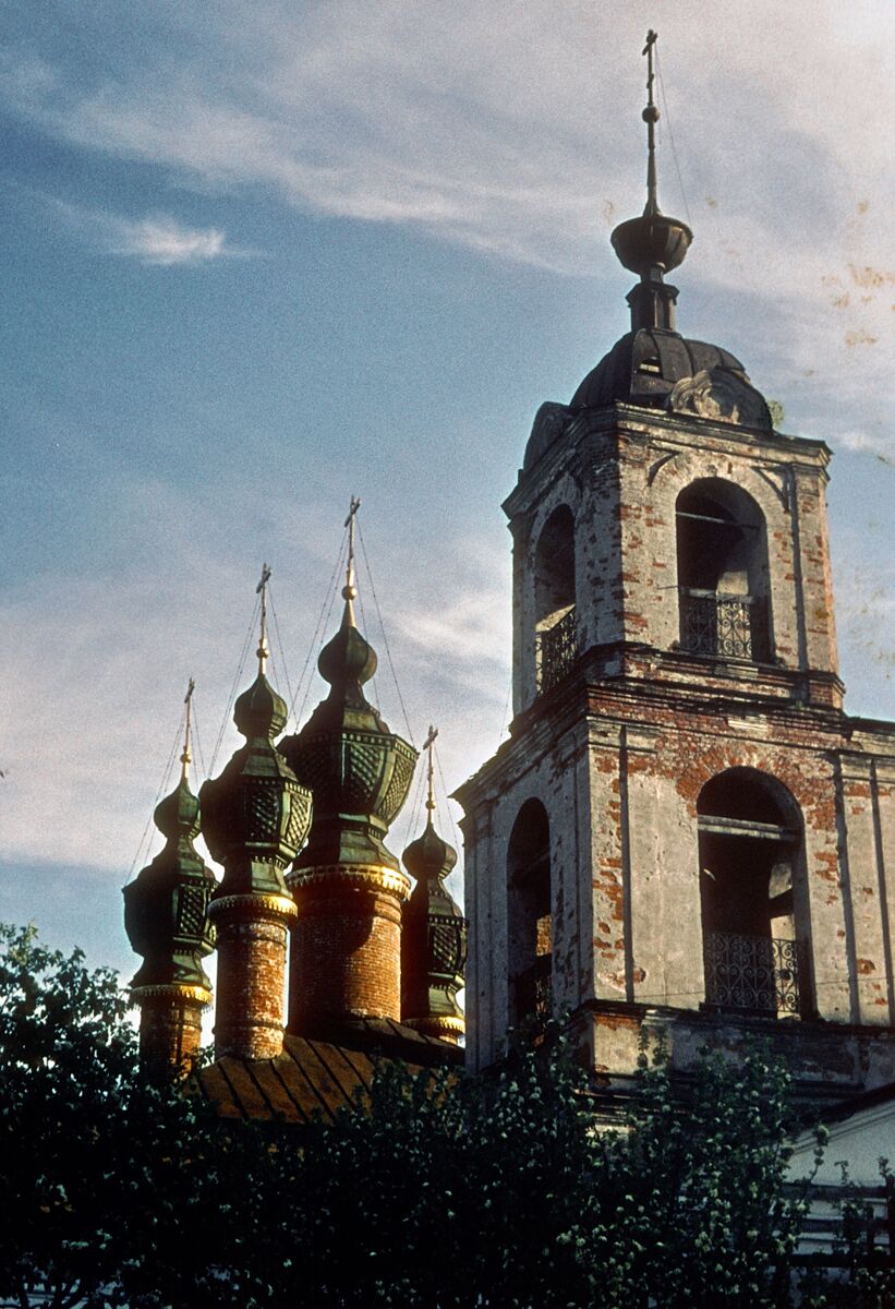 Церковь Вознесения Господня (Вознесенско-Благовещенского прихода), Ярославль (Ярославль, город, Ярославская область). архитектурные детали, Колокольня храма на скане слайда семидесятых годов из домашнего архива.