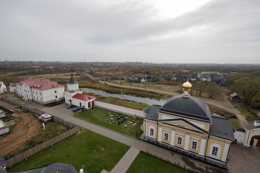 Троице-Варницкий монастырь, Варницы (Ростовский район, Ярославская область). общий вид в ландшафте