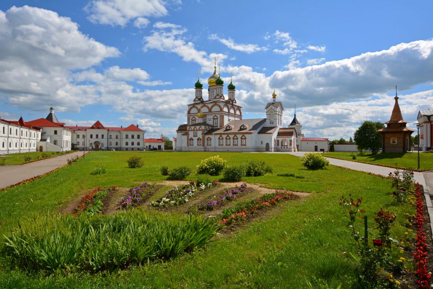 Варницы. Троице-Варницкий монастырь. общий вид в ландшафте, Панорама монастыря от надвратной церкови Кирилла и Марии Радонежских