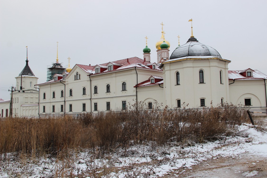 Варницы. Троице-Варницкий монастырь. фасады, Новый братский корпус и башни монастыря