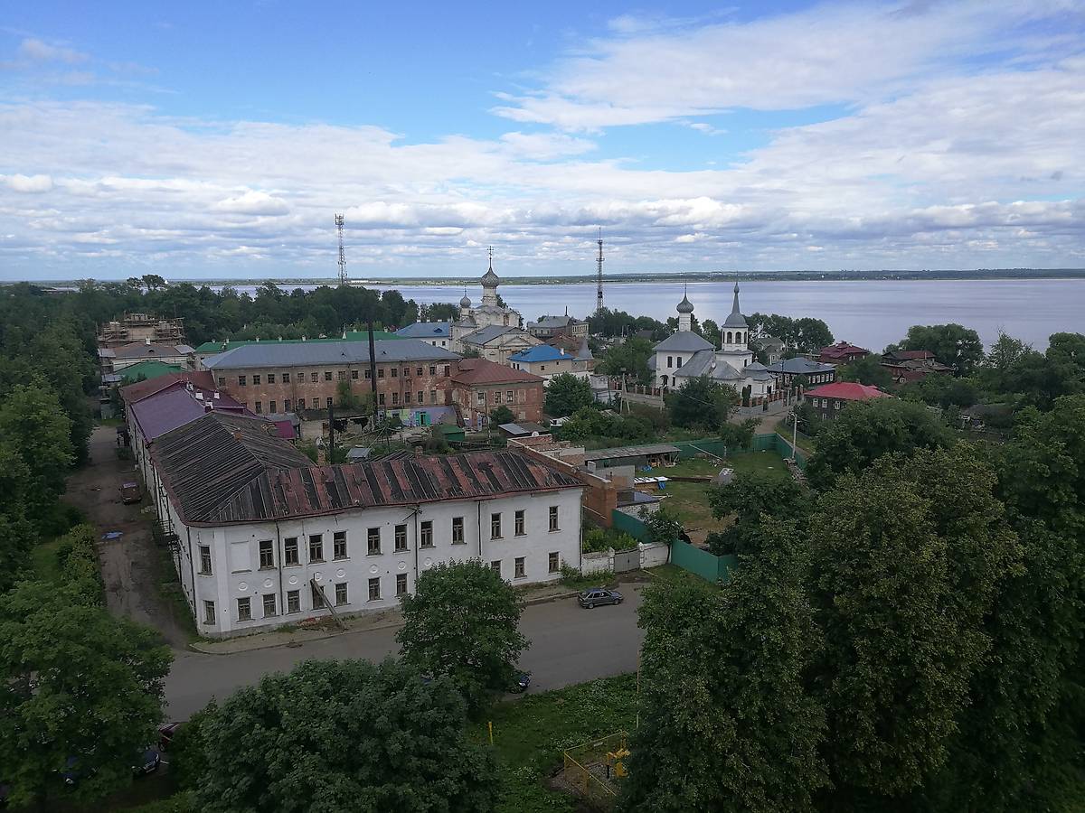 Слева - Рождественский монастырь, Церковь Рождества Пресвятой Богородицы; справа -  Церковь Николая Чудотворца на Подозерье , общий вид в ландшафте. Церковь Николая Чудотворца на Подозерье, Ростов Великий (Ростовский район, Ярославская область)