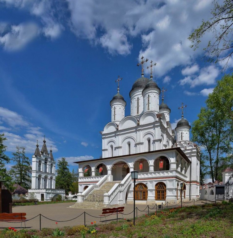 Церковь Преображения Господня, Большие Вязёмы (Одинцовский городской округ и ЗАТО Власиха, Краснознаменск, Московская область). общий вид в ландшафте, Церковь Преображения Господня в Больших Вязёмах