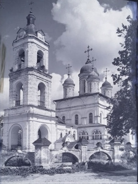 Большие Вязёмы. Церковь Спаса Преображения. архивная фотография, Фото 1940-х гг. (Клепиков П. В.). Вид с колокольней до её сноса (1878-1960 гг.). Общий вид с юго-западной стороны. ГКМФ. ГНИМА им Щусева