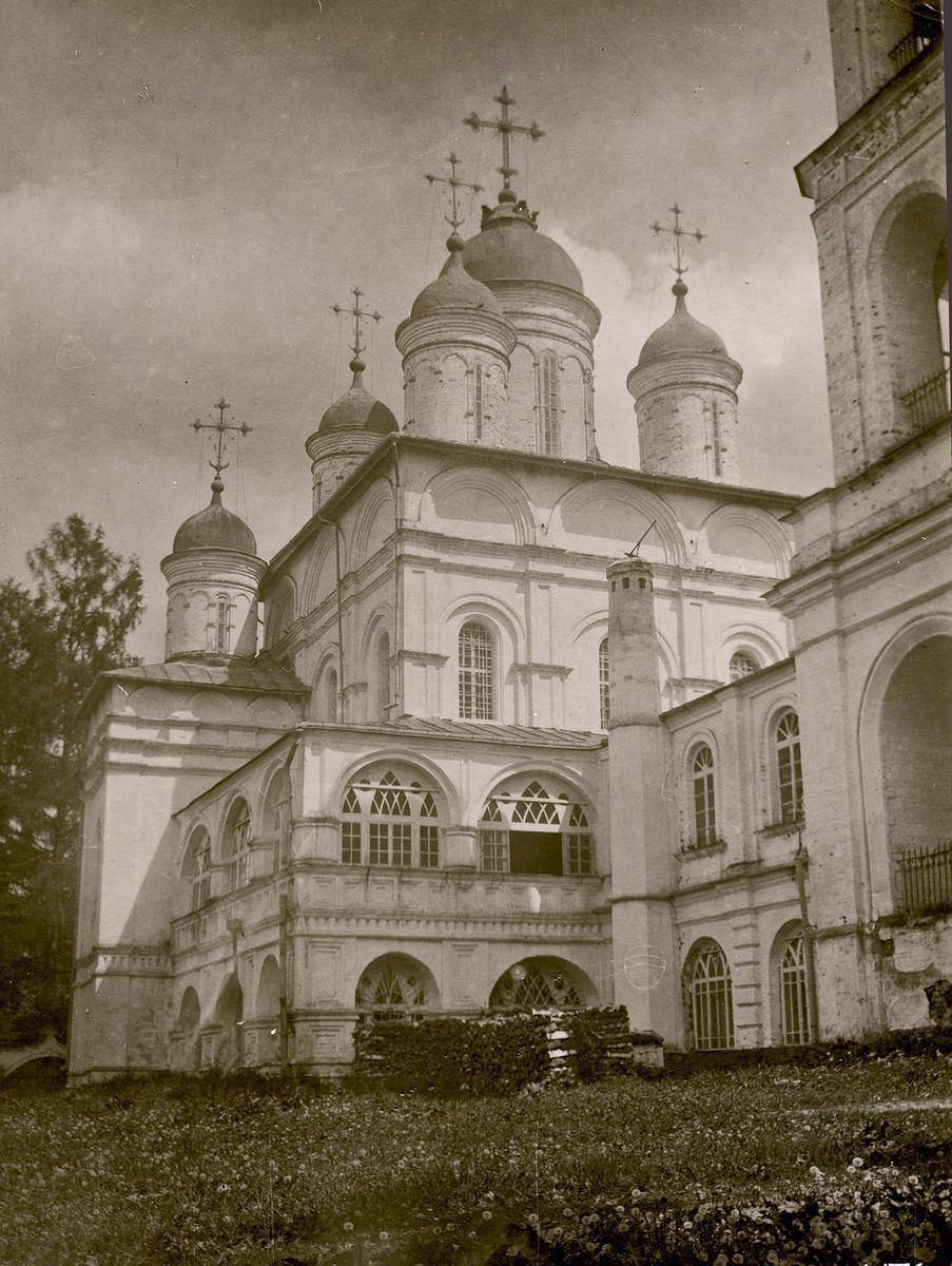 Фото 1933 г. С сайта: http://pravkrug.ru/ob-obshchestve/tserkov-i-mir/item/504-iz-rannej-istorii-preobrazhenskogo-khrama-v-vyazjomakh.html, архивная фотография. Церковь Преображения Господня, Большие Вязёмы (Одинцовский городской округ и ЗАТО Власиха, Краснознаменск, Московская область)