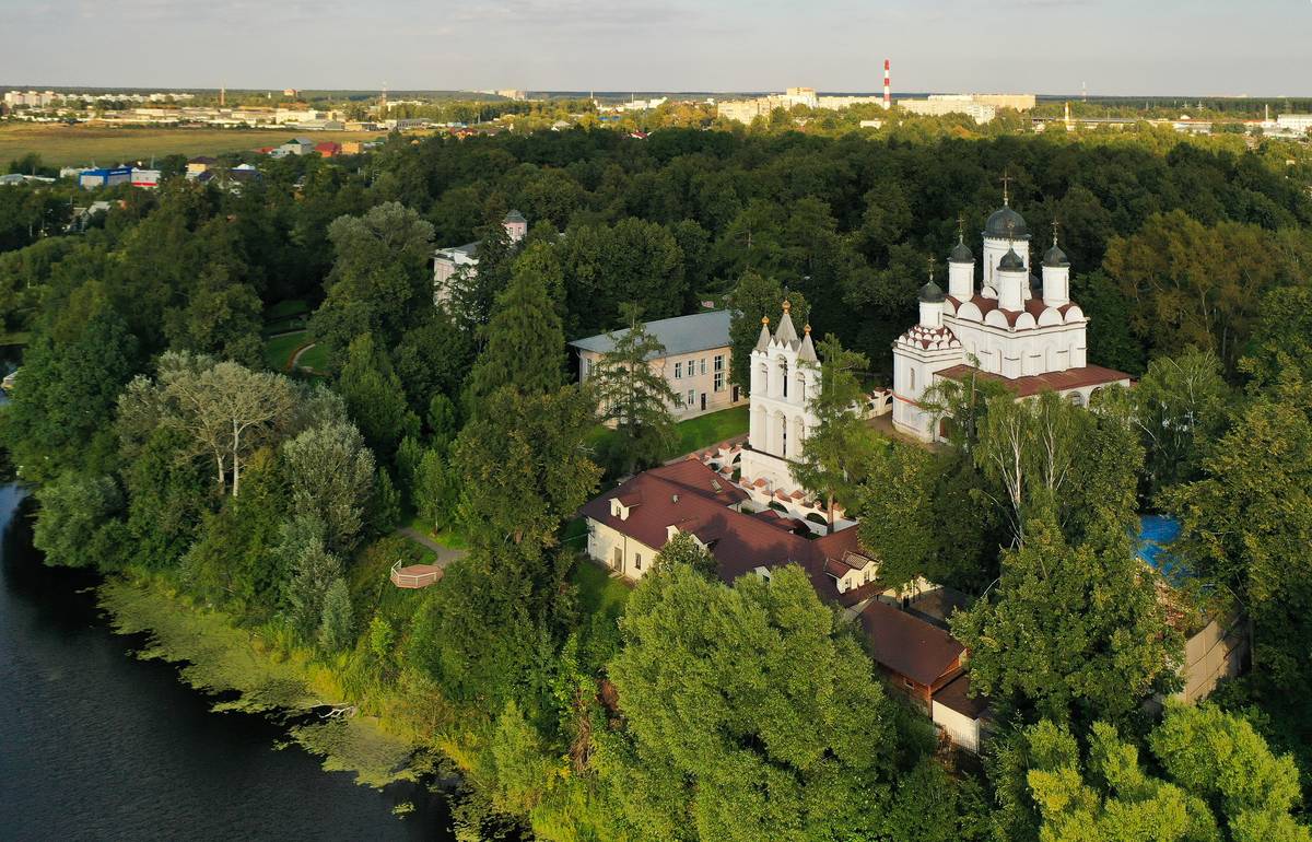 общий вид в ландшафте. Церковь Преображения Господня, Большие Вязёмы (Одинцовский городской округ и ЗАТО Власиха, Краснознаменск, Московская область)