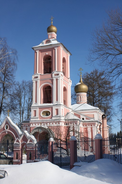 Село шарапово одинцовский. Храм Шарапово Одинцовский. Церковь Шарапово Одинцовский район. Храм Успения Пресвятой Богородицы в Шарапово Одинцовский район. Успенская Церковь село Шарапово Одинцовский район.