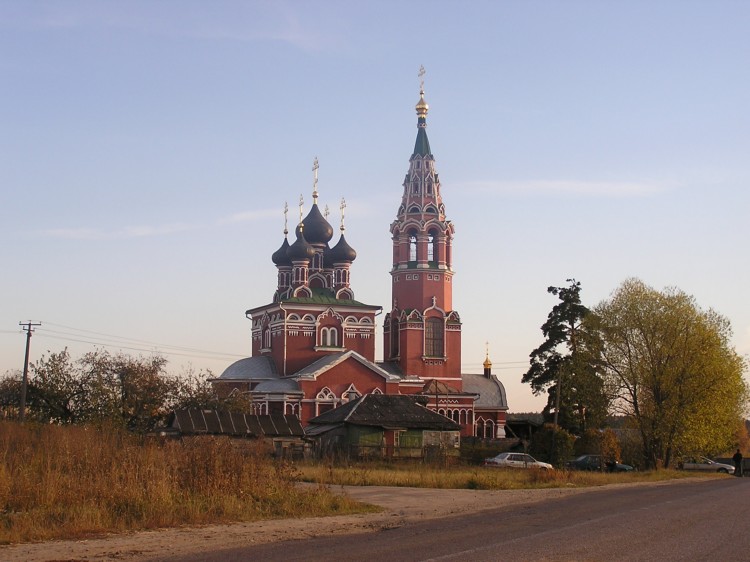 Церковь Успения Пресвятой Богородицы, Валищево (Подольский городской округ, Московская область). общий вид в ландшафте