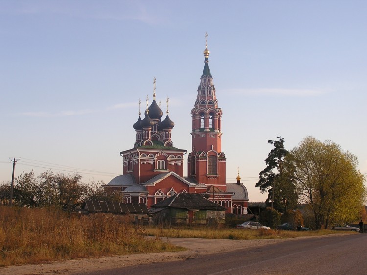 Валищево. Церковь Успения Пресвятой Богородицы. общий вид в ландшафте