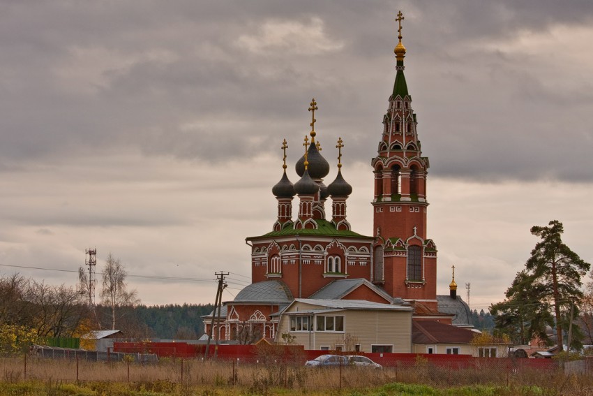 Церковь Успения Пресвятой Богородицы, Валищево (Подольский городской округ, Московская область). общий вид в ландшафте