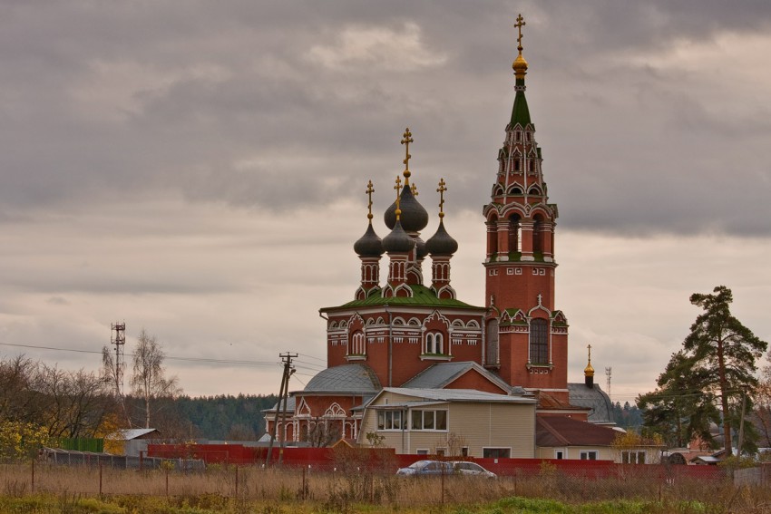 Валищево. Церковь Успения Пресвятой Богородицы. общий вид в ландшафте