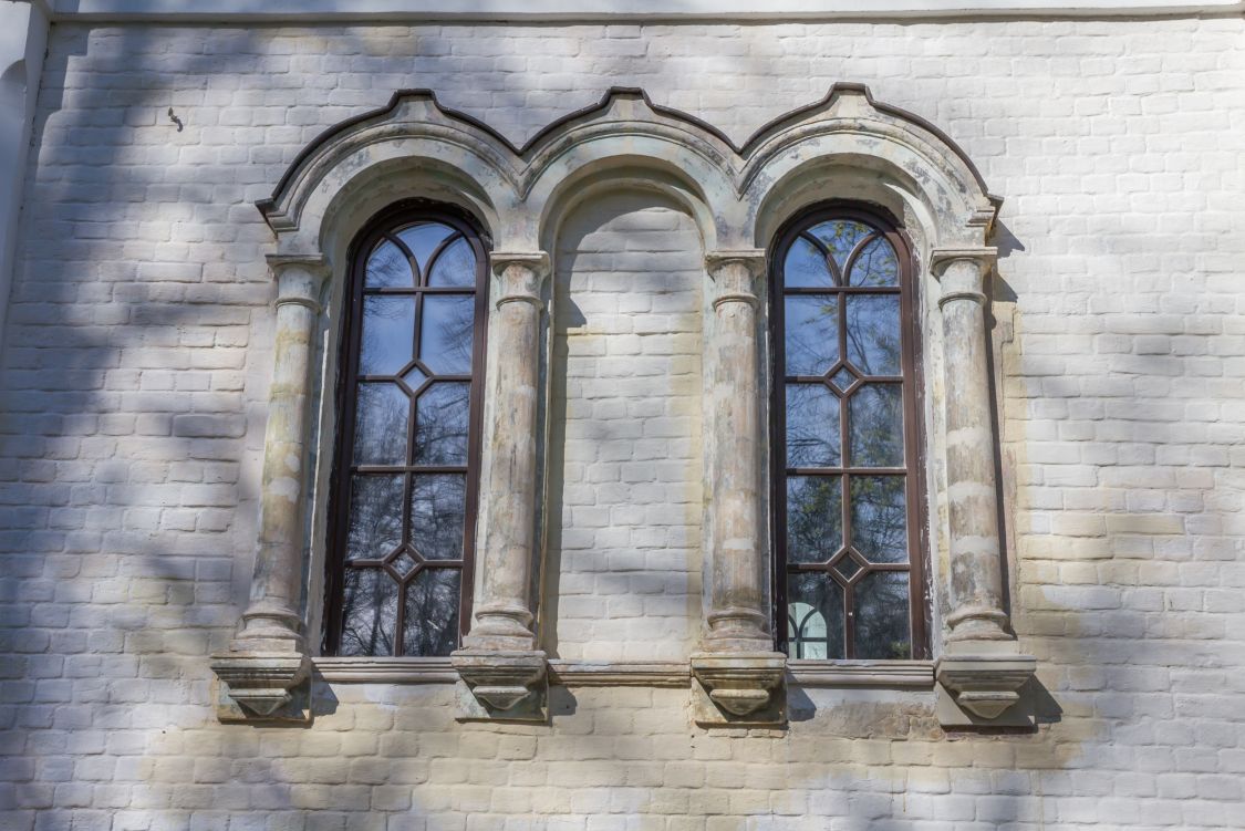 Лесные Поляны. Церковь Сошествия Святого Духа. архитектурные детали, Окна южного фасада