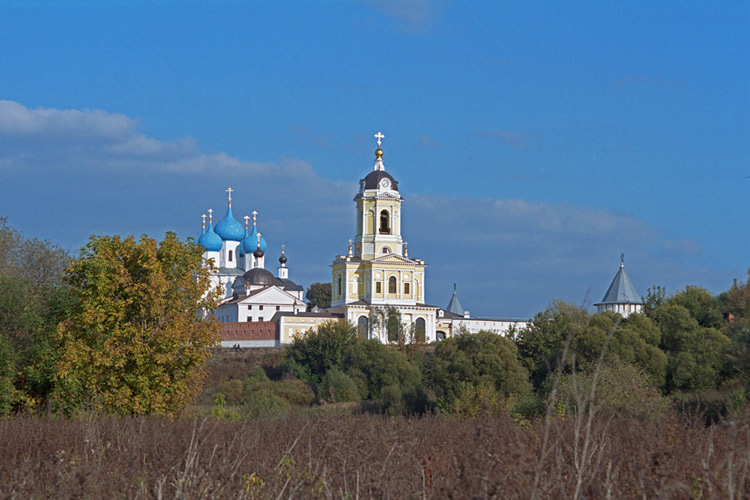 Серпухов. Высоцкий монастырь. общий вид в ландшафте, Обратите внимание на начавшеесся восстановление утраченных стен и башен.