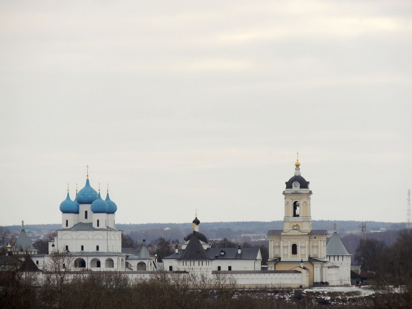 Высоцкий монастырь, Серпухов (Серпуховский городской округ и гг. Протвино, Пущино, Московская область). общий вид в ландшафте, (Вид с Соборной горки) Красной горки