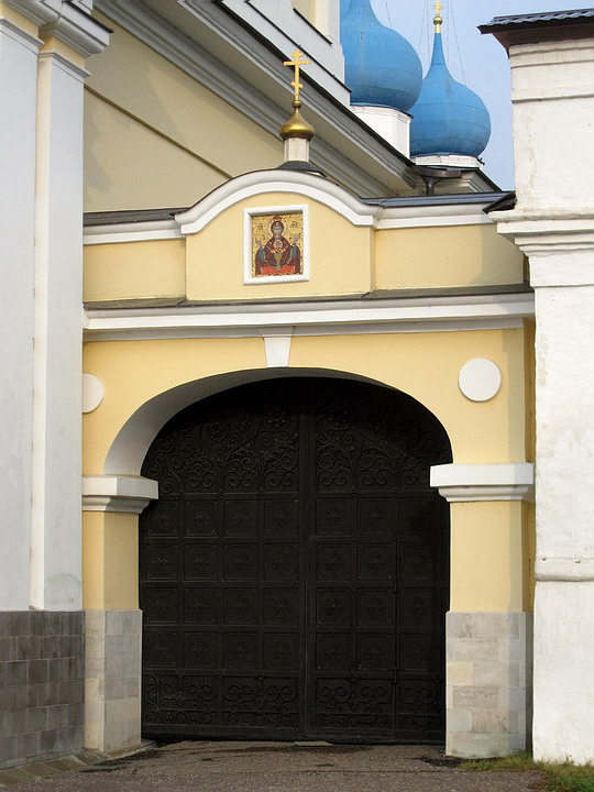 Серпухов. Высоцкий монастырь. архитектурные детали, Святые ворота.