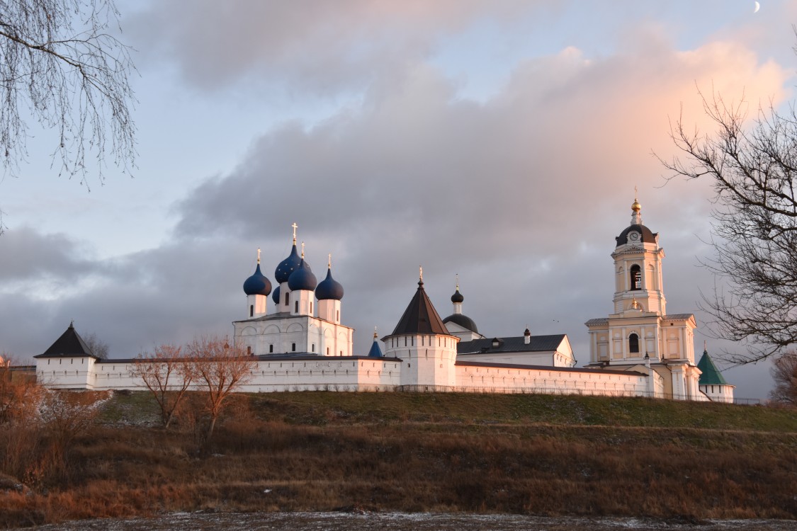 Серпухов. Высоцкий монастырь. фасады, Вид на Высоцкий монастырь