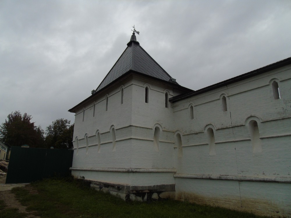 Высоцкий монастырь, Серпухов (Серпуховский городской округ и гг. Протвино, Пущино, Московская область). архитектурные детали, Стены и башни