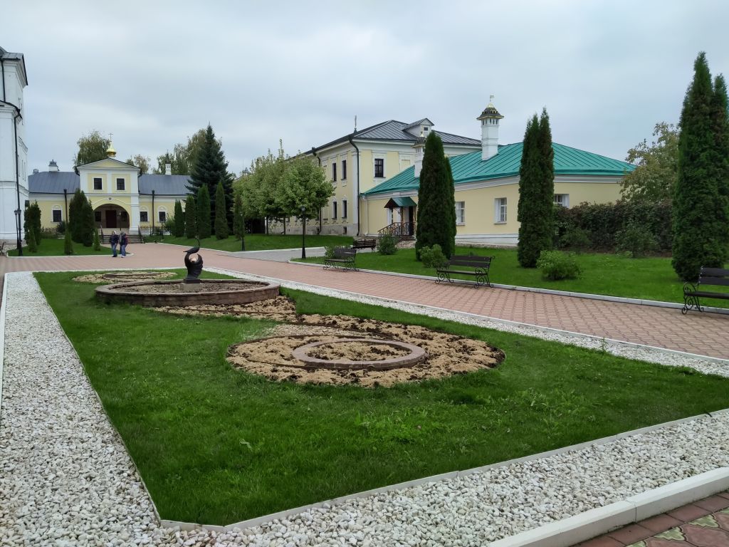 Серпухов. Высоцкий монастырь. дополнительная информация, территория монастыря (вид от ворот)