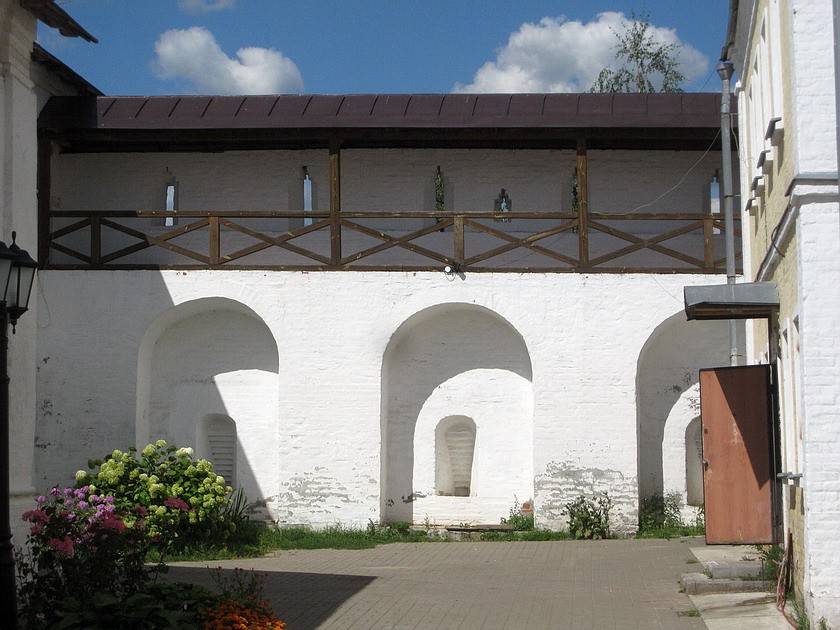 Серпухов. Введенский Владычный монастырь. дополнительная информация, Часть монастырской стены возле келейного корпуса.