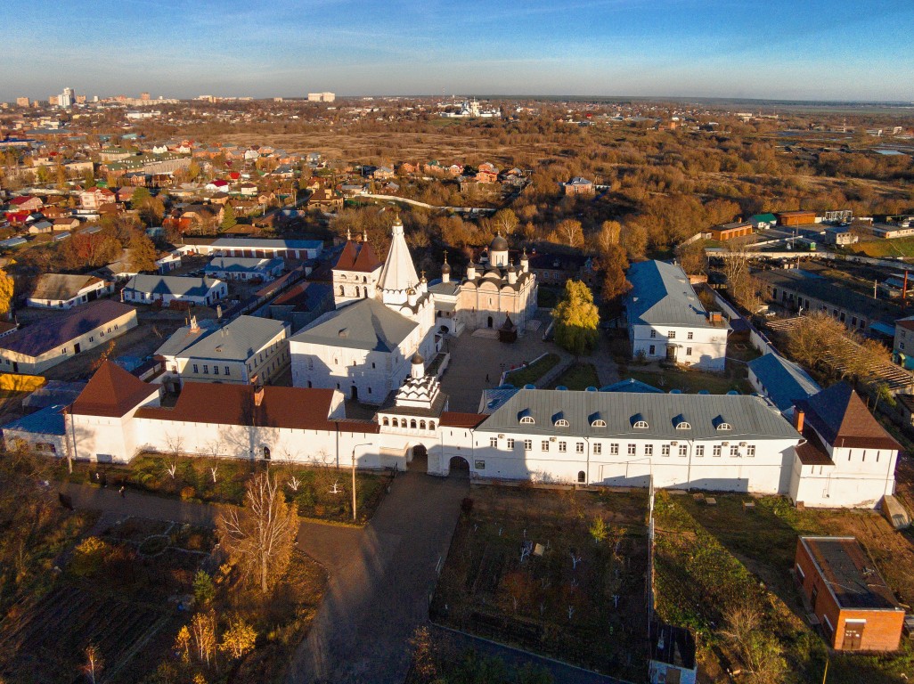 Серпухов. Введенский Владычный монастырь. общий вид в ландшафте