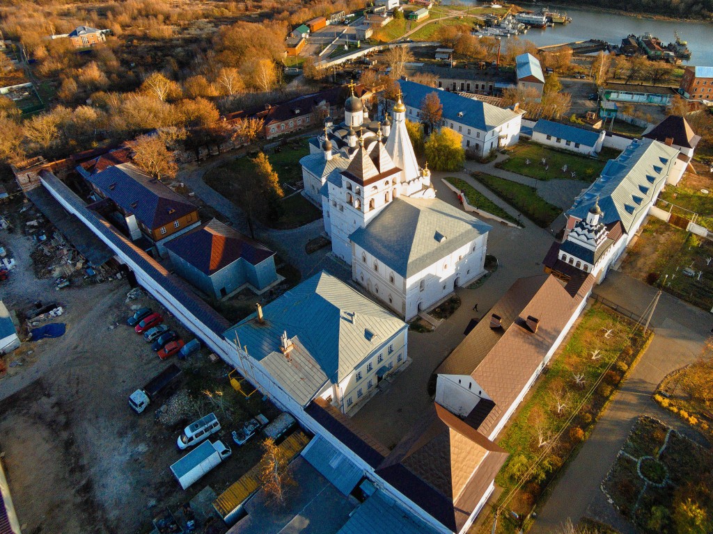 Серпухов. Введенский Владычный монастырь. общий вид в ландшафте