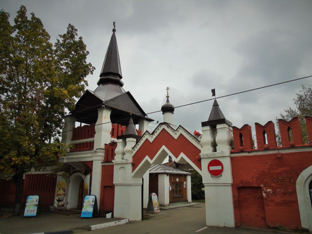Серпухов. Введенский Владычный монастырь. фасады, СВятые ворота Монастыря