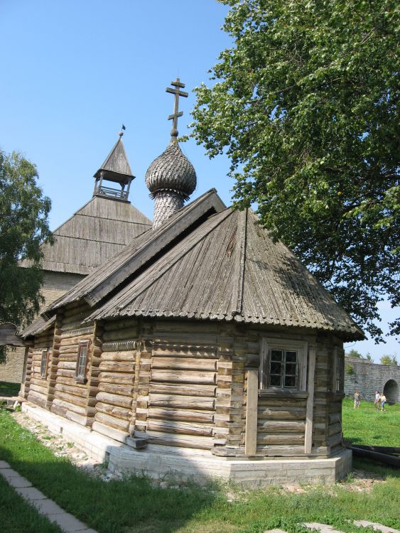 Церковь Димитрия Солунского, Старая Ладога (Волховский район, Ленинградская область). фасады, Общий вид с юго-востока. На заднем плане - Воротная башня Староладожской крепости